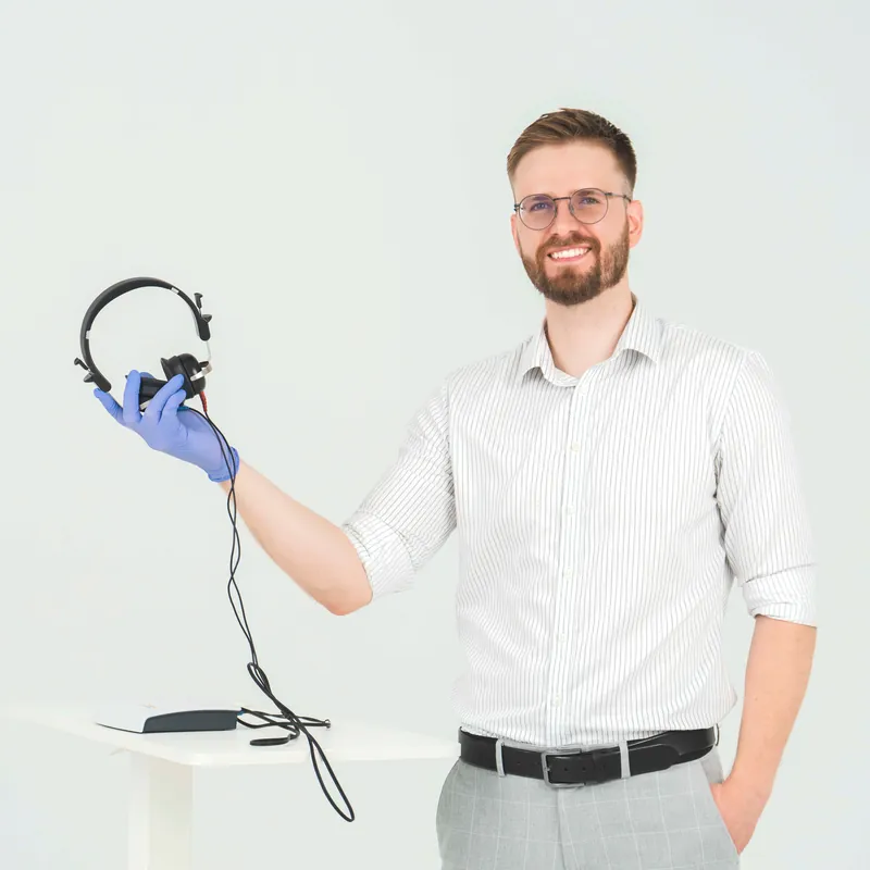 Otono specialistas su audiometro ausinėmis klausos patikrai